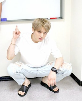 Today Jaejoong presented us his new image, so I'm also giving you the feet in their new look. Yes, they dressed up.