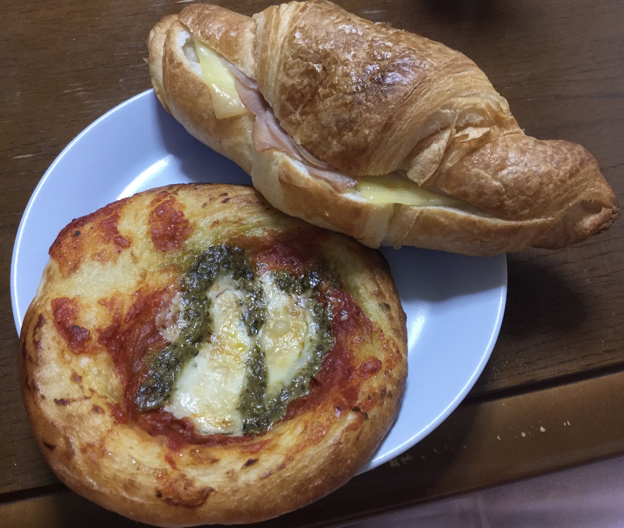 تويتر ｋｏｍａ على تويتر 何食べたっけｍｅｍｏ クロワッサンサンド ハム チーズ バジル香るマルゲリータ風ピザパン セブンのパンは生地が美味しいんよナ ピザパンはチョット甘め セブンイレブン おうちゴハン パン T Co Xcnp6gjqip
