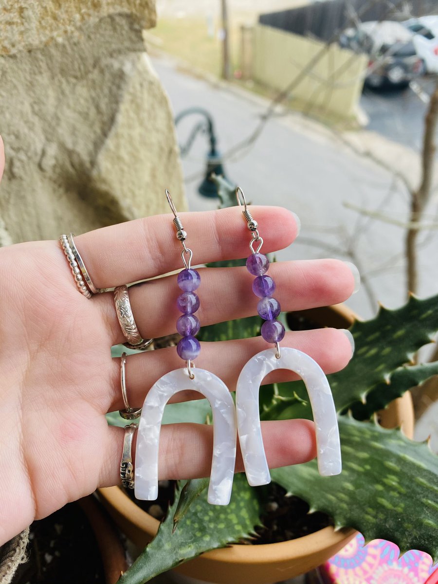rileswraps's tweet photo. just added these 3 arch earrings to my website 💜🤍 https://t.co/WhlQAGu7oA https://t.co/WADZ2tEkSg