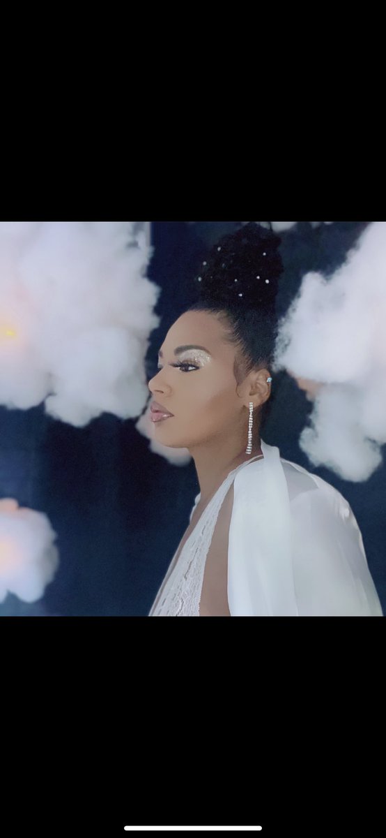 DaRealHeyLo's tweet image. This is what a DIY iPhone photo shoot in my Bedroom to promote my New album looks like. ☁️☁️☁️ #Level26 is on the wayyyyyyy