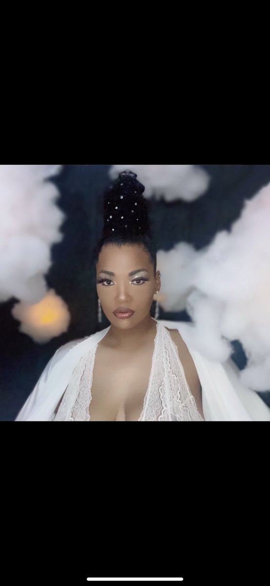 DaRealHeyLo's tweet image. This is what a DIY iPhone photo shoot in my Bedroom to promote my New album looks like. ☁️☁️☁️ #Level26 is on the wayyyyyyy