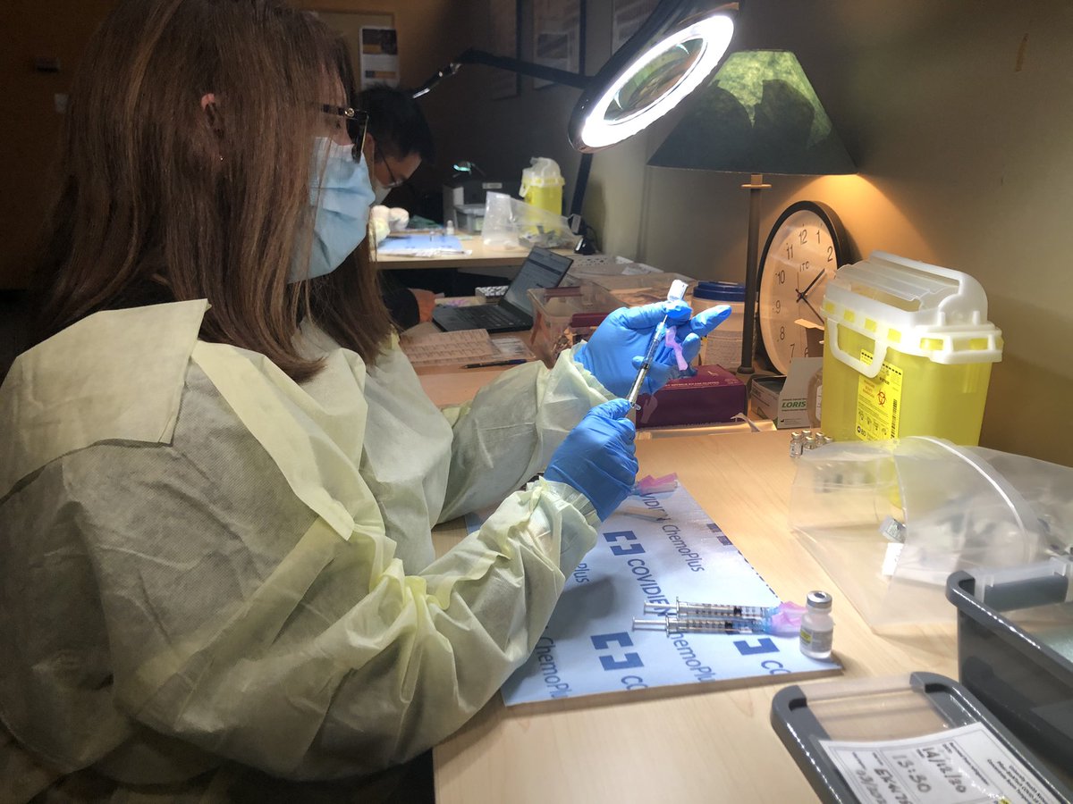 caryn_lieberman's tweet photo. For ten months @tylerthornley & I have seen #frontlineworkers put their lives on the line, and their patients’ needs first, while many of us have #workedfromhome. Seeing them roll up their sleeves today to protect themselves from #COVID19 is quite surreal. https://t.co/m4eAKgRD4s