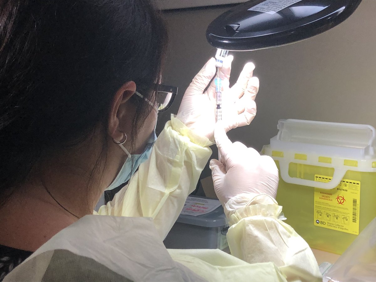 caryn_lieberman's tweet photo. For ten months @tylerthornley & I have seen #frontlineworkers put their lives on the line, and their patients’ needs first, while many of us have #workedfromhome. Seeing them roll up their sleeves today to protect themselves from #COVID19 is quite surreal. https://t.co/m4eAKgRD4s