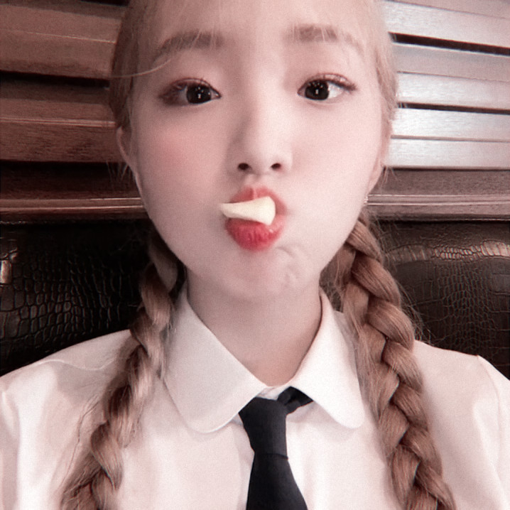 LOONARPBR's tweet photo. Boa noite, Orbits~ Yeojin apareceu em mais uma terça!
Como estão? Eu e as meninas estamos ensaiando bastante pois teremos uma premiação essa semana! Vocês irão estar lá, certo? Votem na gente, orbits! E se cuidem direitinho! Estou com saudade :(

#YEOJIN https://t.co/pWD62bYr7M