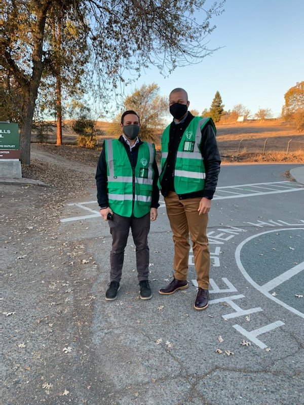 #SafetyFirst at carline! Seven Hills is hosting a weekly “Who Wore the Vest Best” contest. 🦺 Congrats to last week’s winners, Mr. Meyers and Mr. Turner!