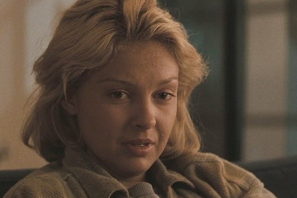 ... Judd's face as Charlene acts cool about a cuppa as her husband drives away forever: She goes from innocent young girl led astray by circumstance to sexy gangster's moll to old woman ravaged by the criminal life in three seconds of facial acting only rivalled by De Niro...(10)