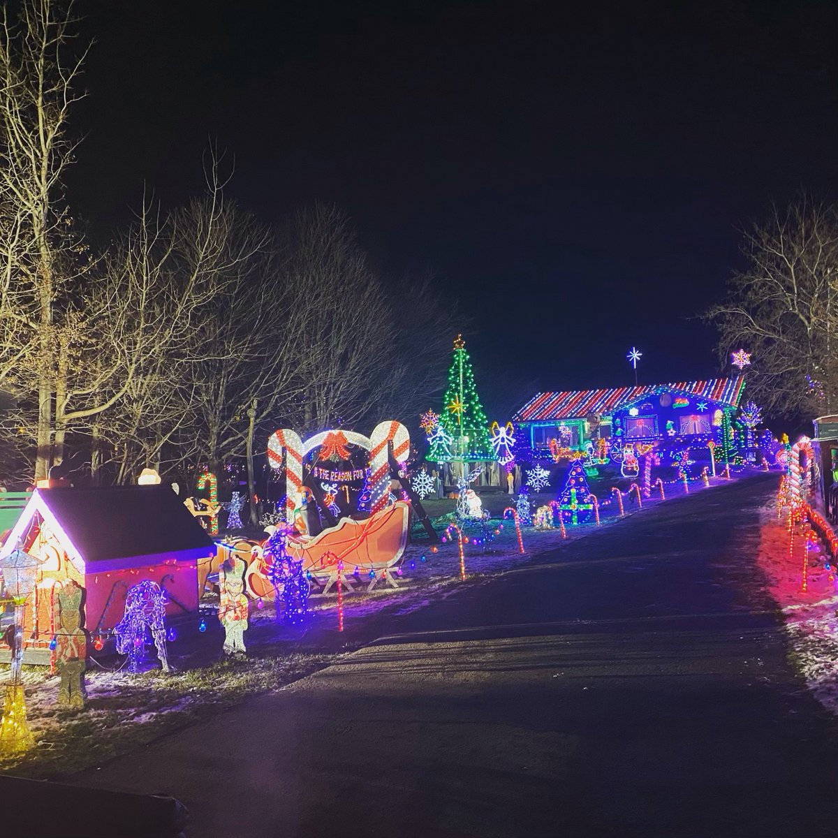 tourismpei's tweet photo. Small Town, North Rustico is a well known fishing community with delicious world-famous lobster suppers, but when the holiday season arrives Islanders can't wait to discover the magic of "Christmas Town"! 

Christmas in the Crick:  https://t.co/5Mcx33gT1C https://t.co/7RPWfD6my3