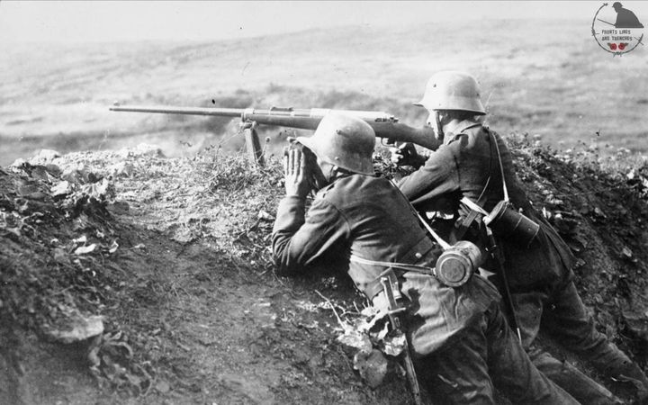 FirearmsNewsMag's tweet photo. Good pic of a World War I German 13.2mm TuF Anti-Tank rifle team in action. These early anti-tank weapons provided German infantry with the means to fight back against Allied armor.
#firearmsnews #firearms #weapons #militaryhistory #worldwar1 #germanweapons #worldoftanks #tanks https://t.co/sMOapORcpM