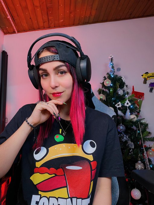 Buenas noches, ya estamos en stream 🥰 https://t.co/wcNc7vUkDz https://t.co/1TZeqAgsax
