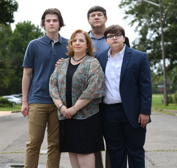 The entire Graveson family got  #COVID. Mom and dad had mild symptoms, but their 15 & 16 y.o. children nearly DIED and were BOTH placed on ECMO and life support. What are the odds? Are you willing to risk it?  https://www.washingtonpost.com/nation/2020/08/23/brothers-coronavirus-virginia/?arc404=true