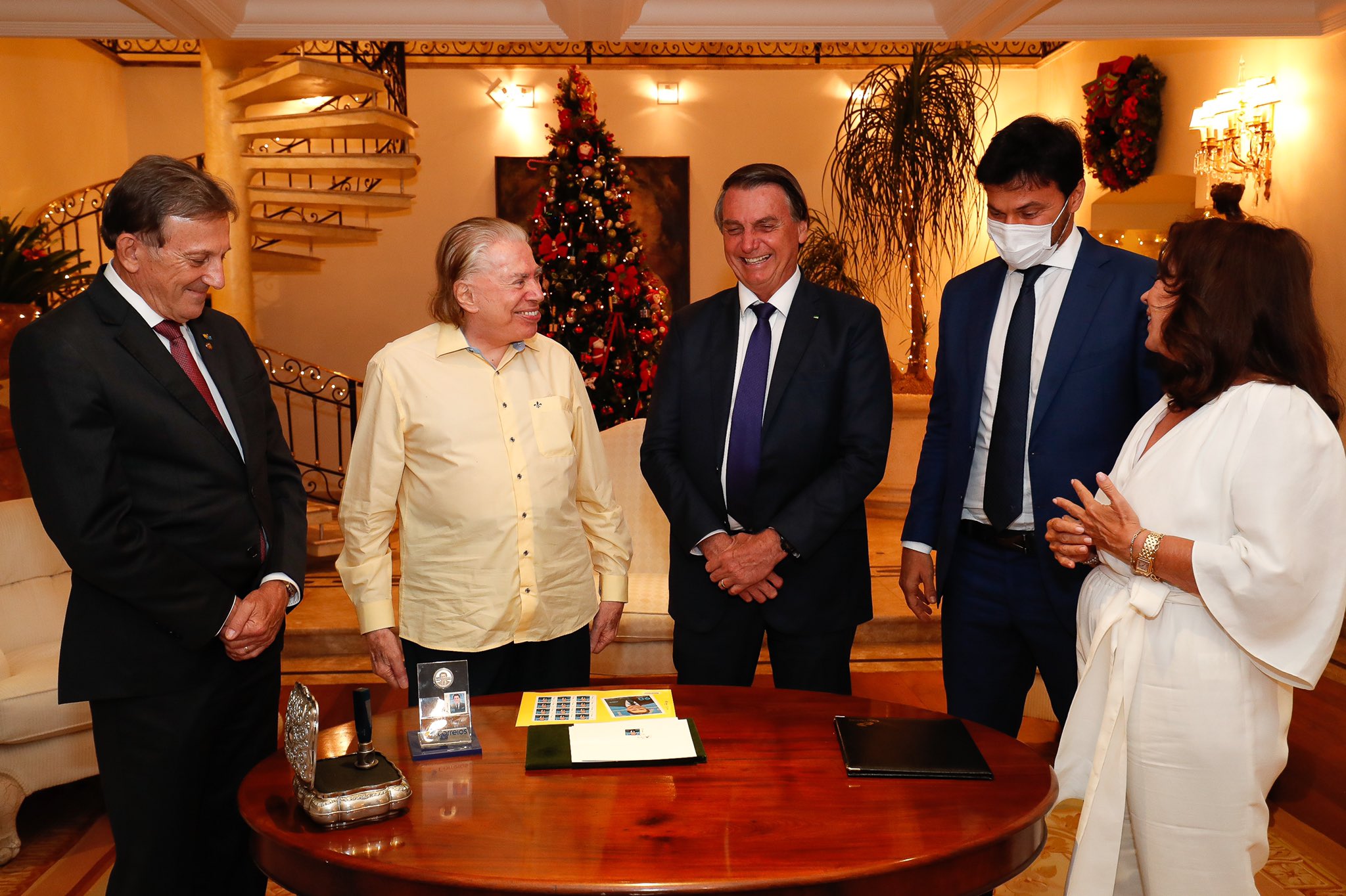 Fabio Faria On Twitter Junto Com O Pr Jairbolsonaro No Lancamento Do Selo Alusivo Aos 90 Anos Do Comunicador Silvio Santos