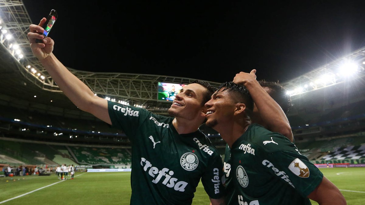 Palmeiras's tweet photo. A foto da foto 🤪📸

#AvantiPalestra #AlmaECoração
#AlviverdeImponente #PALxLIB https://t.co/EiPn2tHP6n