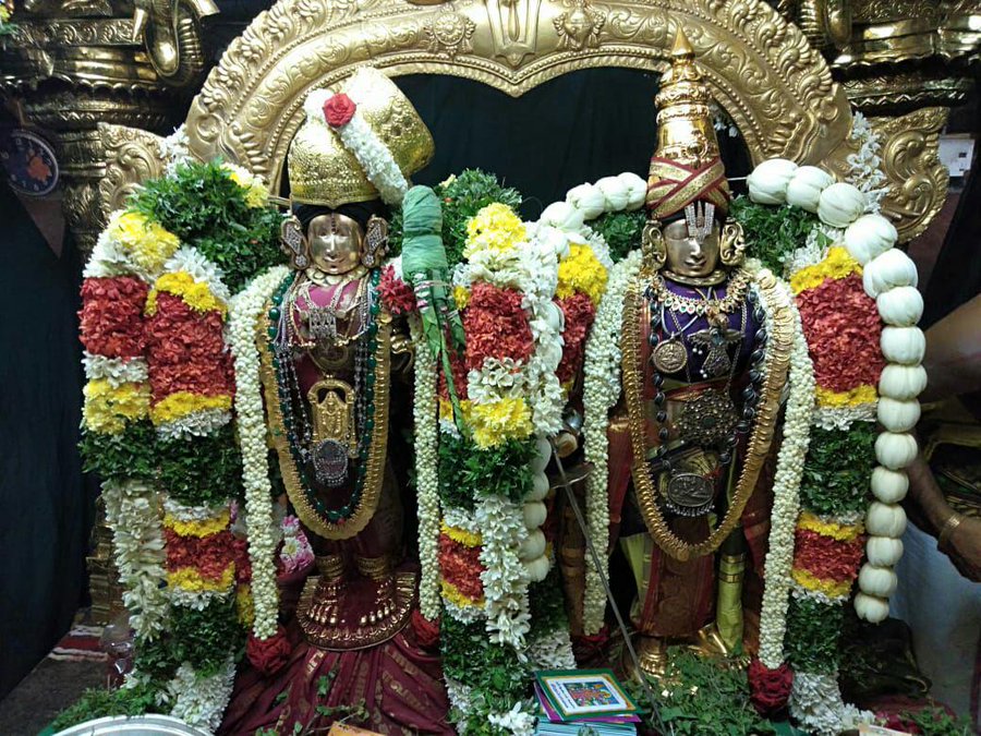  #மார்கழி  #திருப்பாவை,Pls Follow this  #ThreadSri Andal Shri Rangamannar Serthi Sevai Margazhi Srivilliputhur. Andal sang the tiruppavai songs (30 in no's) in the month of Margazhi.“உஷஹ்காலே து ஸம்ப்ராப்தே போதயித்வா ஜகத்பதிம் ஸமர்ப்யர்ச்சய பஜேத் விஷ்ணும் ஜகதாம் தோஷ சாந்தயே .“