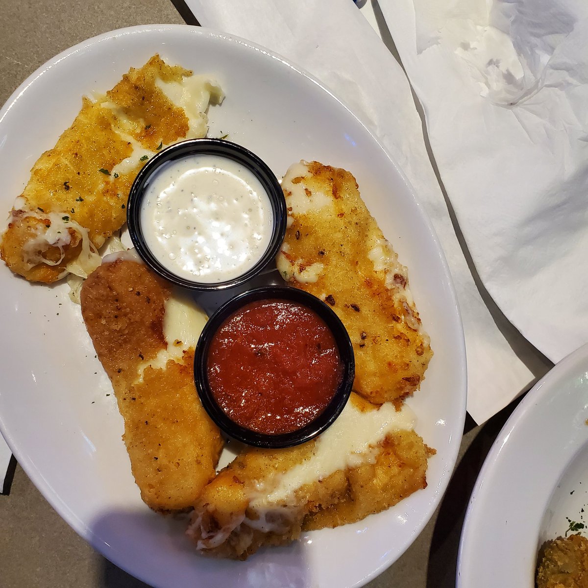 JasonWont's tweet photo. @Pluckers fried cheese? More like a fried mess. And 10 minutes to bring out drinks? Smh. Y'all are better than this. Well... maybe grapevine isn't. https://t.co/10MMBLvPWg