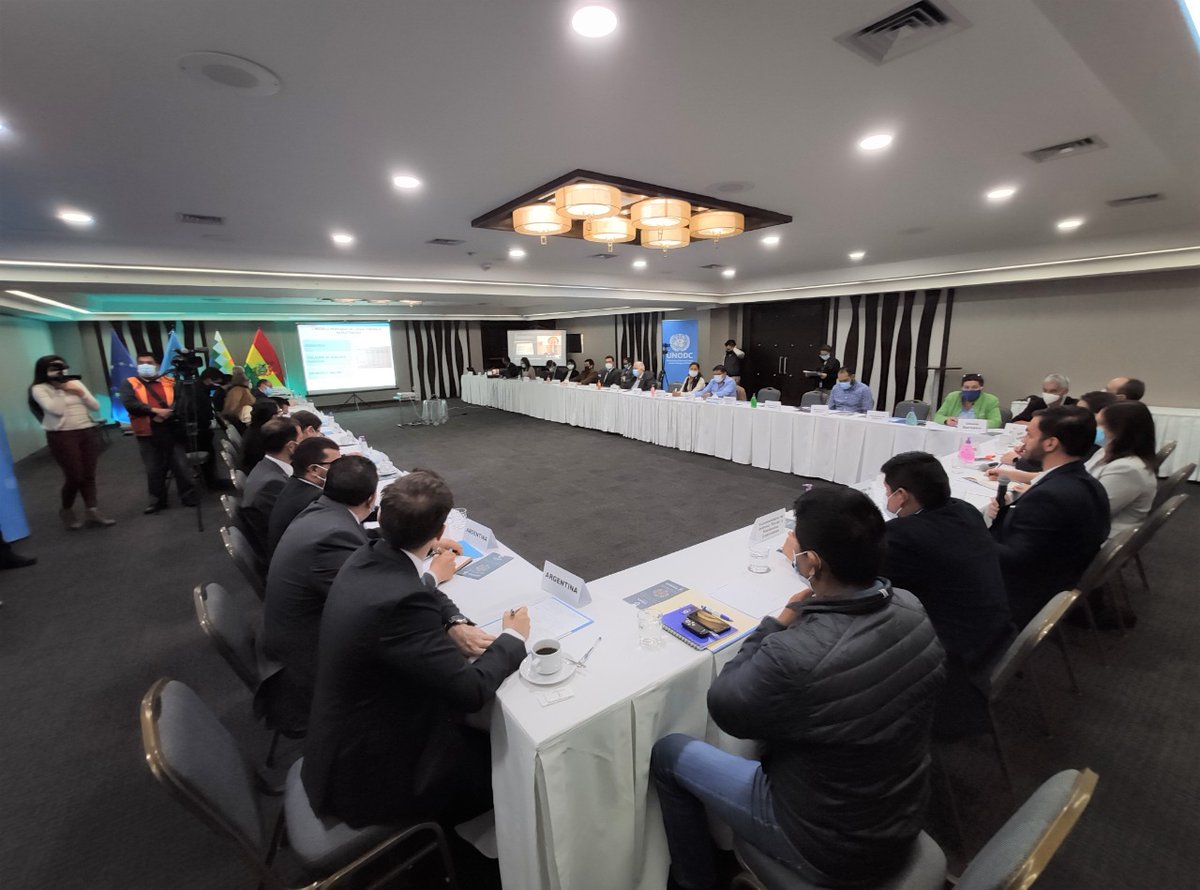 UNODCBolivia's tweet photo. Con el apoyo de la @UEenBolivia, la @UNODCBolivia llevó a cabo la Reunión del Grupo Temático sobre Drogas (#GTD) con la asistencia de representantes del #CuerpoDiplomático en #LaPaz, #VDSSC, @MindeGobierno @EDelCastilloDC, quien expuso la estrategia #antidrogas 2021-2025🇧🇴 https://t.co/kymyAmzoCa