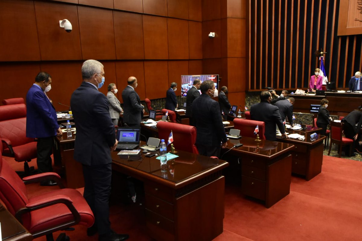 Pedimos ante el pleno del @senadord un minuto de silencio por la memoria de don Alejandro Grullón, Padre de la Banca Privada, quien marcó un precedente en el Desarrollo de la Economía de RD. Nuestras condolencias a sus familiares y a todo el Grupo Popular.