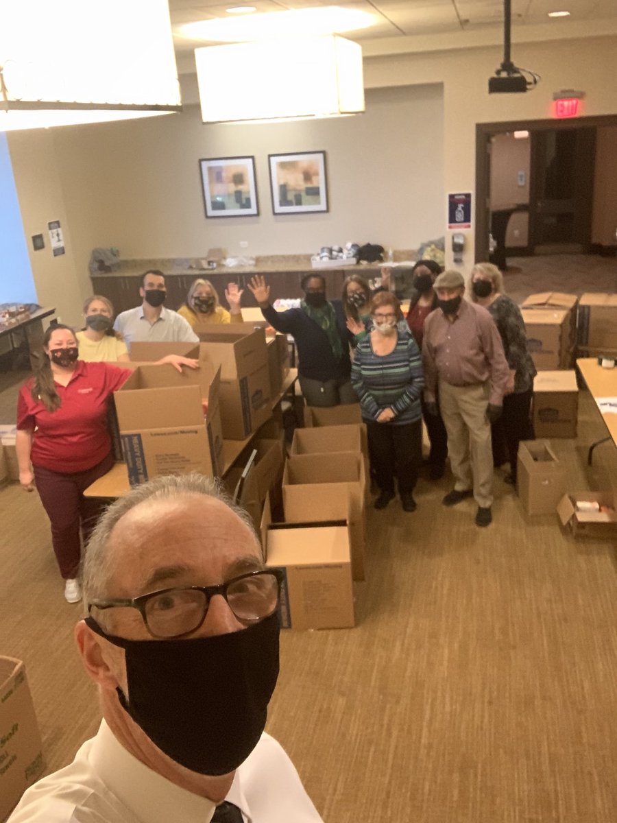 WaiteBulgin's tweet photo. ALL HANDS ON DECK 👍 as the Diamond Team got together and packed the gift boxes for the Samaritan House. Diamond is passionate about helping the community and the VB team did that in great style! #Diamondresorts#DiamondandSamaritanHouse#DiamondEliteStatus#HelpingOthers https://t.co/YDT0NsPvKQ
