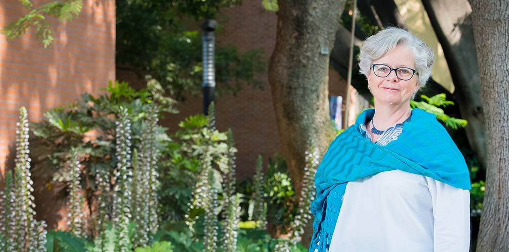 ITESO's tweet photo. Andrea Fellner, diseñadora gráfica y textil, música, académica y actual directora del @CifovisITESO, se convirtió en la primera mujer en recibir el reconocimiento Despertador Americano. https://t.co/yEcN6uC7jT https://t.co/0uozwOqT6I