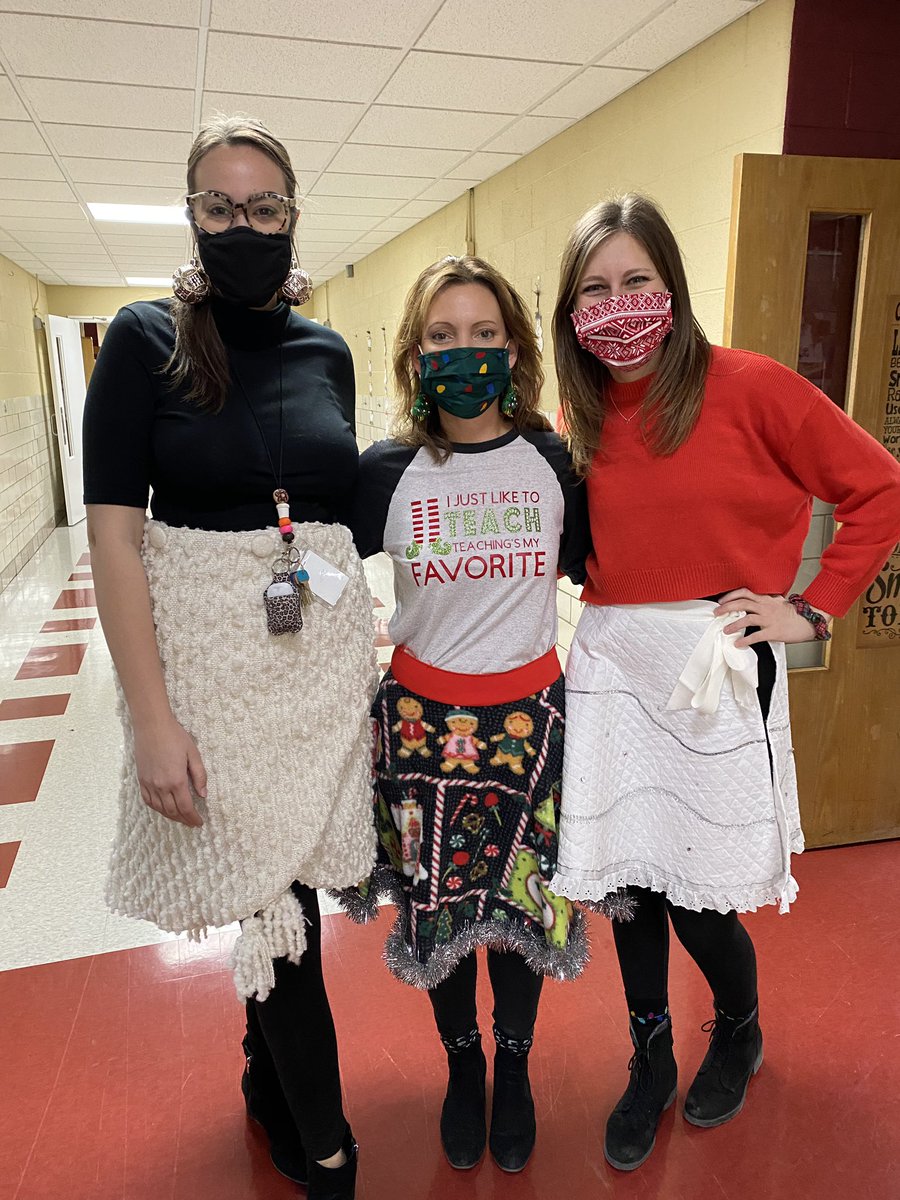 paigeerin96's tweet photo. Tree Skirt Tuesday 🎄
#2ndgradecrew #iteach2nd #illinoisschoolsstepup #inpersonlearning https://t.co/9l34qpmuBf