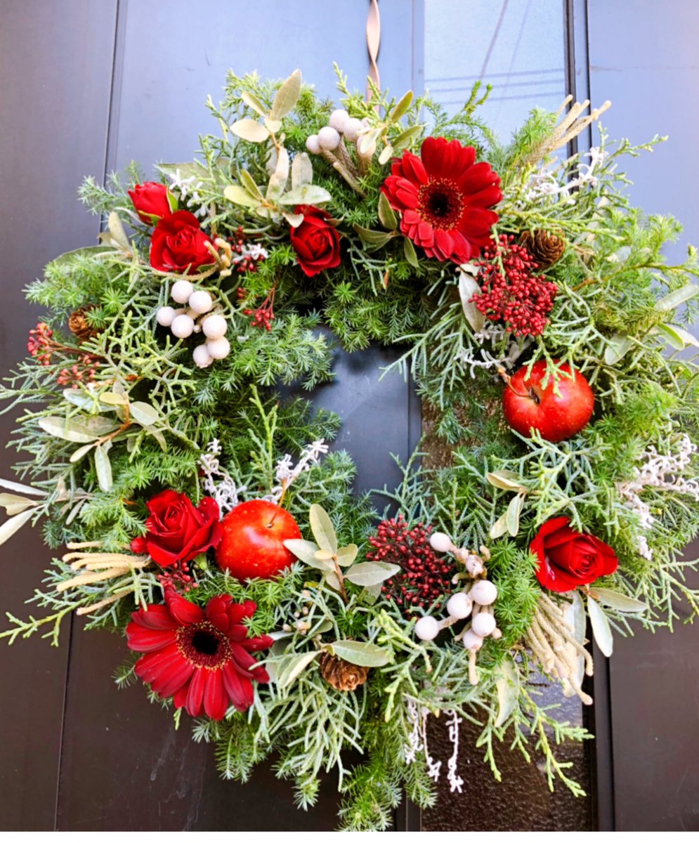 なみせ 毎年家中クリスマス リースも生花で作ります 今年は定番の赤で リビングと玄関に去年ドイツのクリスマスマーケットと トランジット先のヘルシンキ空港で買ったオーナメントを投入しました クリスマス クリスマスリース生花 クリスマス