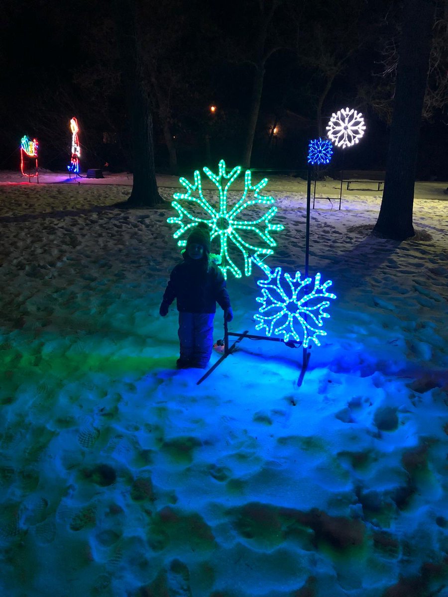 DerekTargerson's tweet image. Took the little one to see the lights tonight in @City_SC at Memorial Park. She loved it! Thanks to the city crews who made this possible for everyone to enjoy.  #CovidChristmas