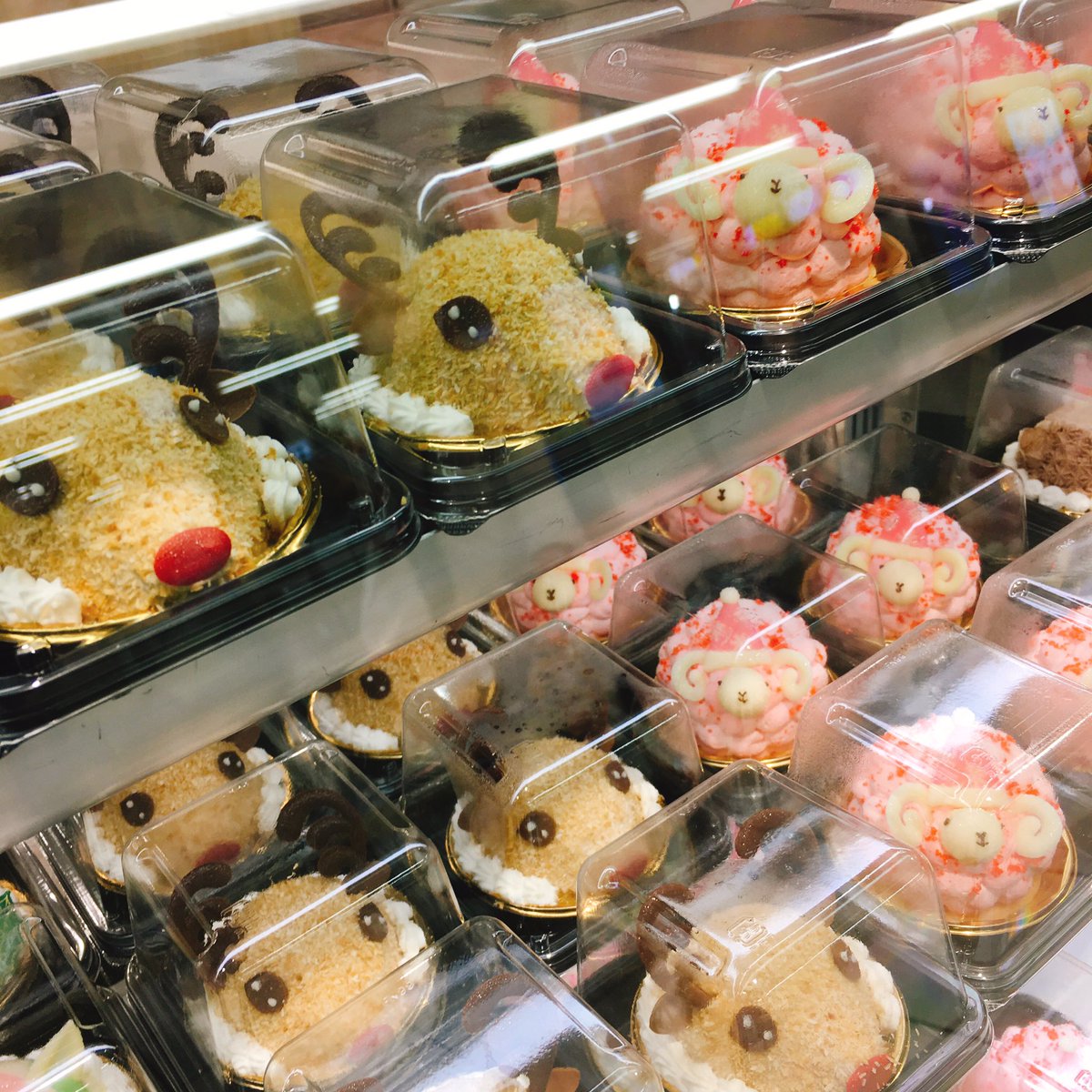 Patisserie Swallowtail 東武百貨店 おはようございます 本日もかわいいクリスマスケーキをたくさんご用意しております ピースケーキ ホールケーキ共にご予約も承り中 東武百貨店池袋店のb1 6番地の入口を出てすぐのところでの出店です