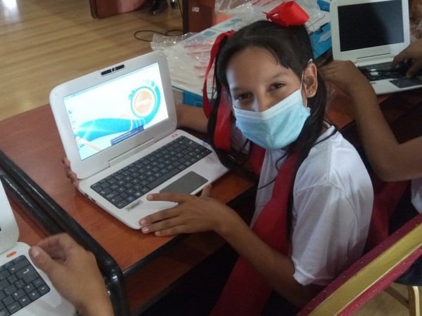 Aymaraguiar1's tweet photo. Hoy #15DIc Gobierno Bolivariano a través del @MPPEDUCACION , nuestros estudiantes integrantes de la Estudiantina Parrandera @ZeCarabobo  recibieron minilaptops Canaima
#cadafamiliaunaescuela👨‍👩‍👧‍👦@nicolasmadu @cadafamiliaunaescuela 
@psuvaristobulo @rafaellacava10 @DhelizAlvarez https://t.co/A2kUvrRZQp
