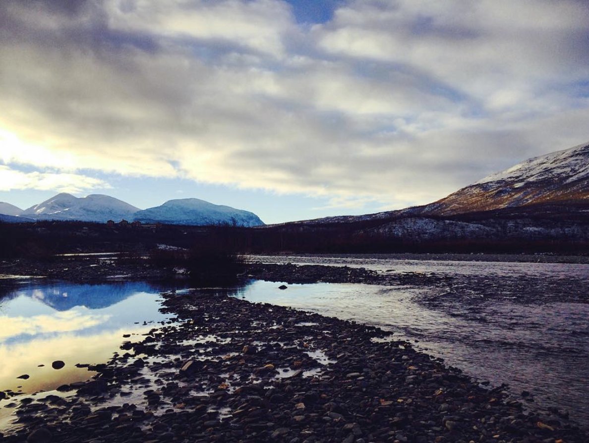 13/ I awoke at sunrise the next day to explore the park, and saw snow, touched with only animal tracksI'd never been to a place so still that I could hear my heart beating. I remember being afraid to fracture the beauty of the silence. It was so pristine, I could almost cry