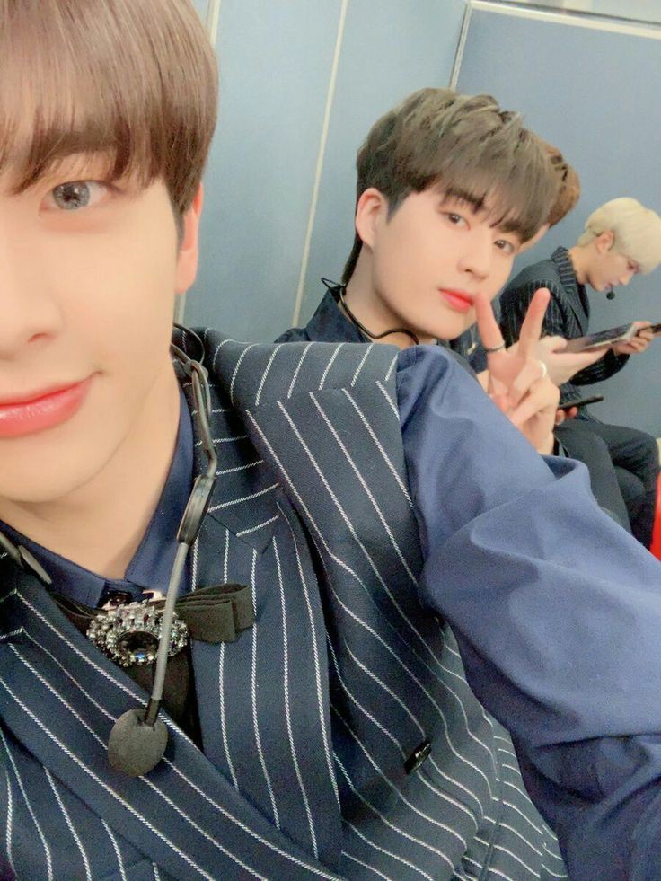 UP10TIONArg's tweet photo. Honey10, no olviden de enviarles mensajitos a #Xiao (quién dió positivo ayer) y #Kogyeol (quien todavía no se recupera). 

Estamos seguros que sus mensajes de apoyo le van a subir el ánimo a los chicos y sobre todo darles muchas fuerzas 💛

#UP10TION #업텐션 @UP10TION https://t.co/4IHQhNXkA1