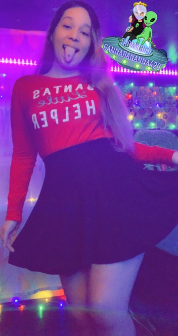 $HoloAlien🧎 - I’m🎅Santa’s Lil’ Helper, here to spread loads💦of cheer😁with my delicious🥛milk&cookies🍪 Wanna taste? Ask me nicely😉 👉https://t.co/h01QyJwH2r👈 Fetish Friendly | Lovense | Smoke | Chaturbate | Content Creator🔞 https://t.co/3D4gznWhTE
