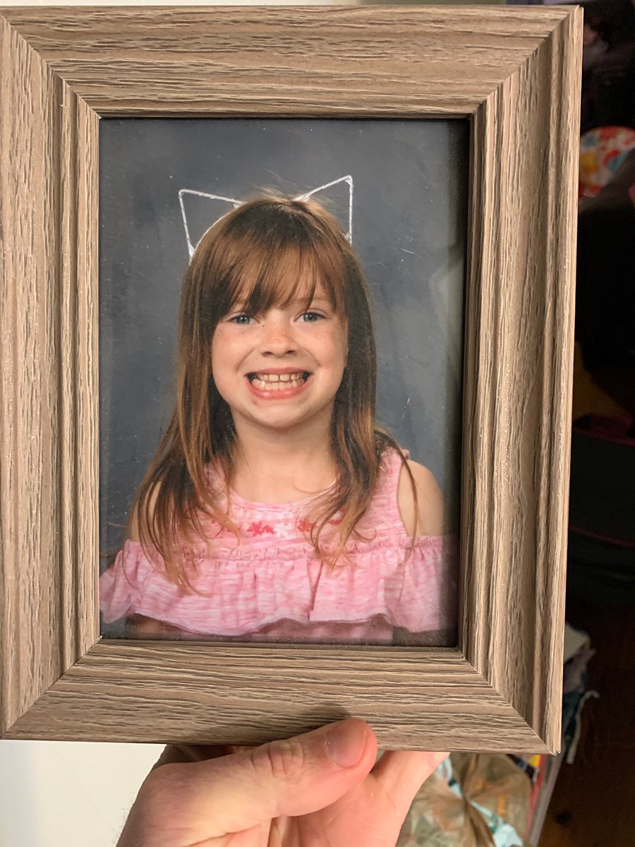 LongviewPD's tweet image. MISSING CHILD: 10 year old Elizabeth is missing from the 2900 block of Colorado St. Last seen at 4:30pm today wearing a pink sweater, pink boots, and blue jeans. Police are in the area searching. Please call 911 with any information.
