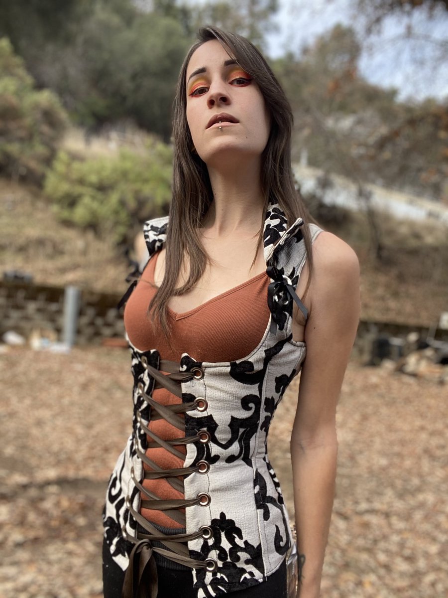 LovelyMuse5's tweet photo. #corset loooove 🥰
#alternativefashion #autumncolors #autumn #naturelovers https://t.co/3K97WigIYW
