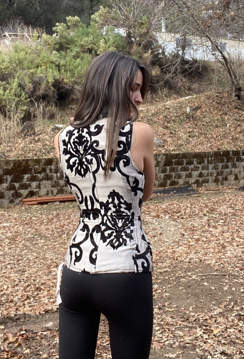LovelyMuse5's tweet photo. #corset loooove 🥰
#alternativefashion #autumncolors #autumn #naturelovers https://t.co/3K97WigIYW