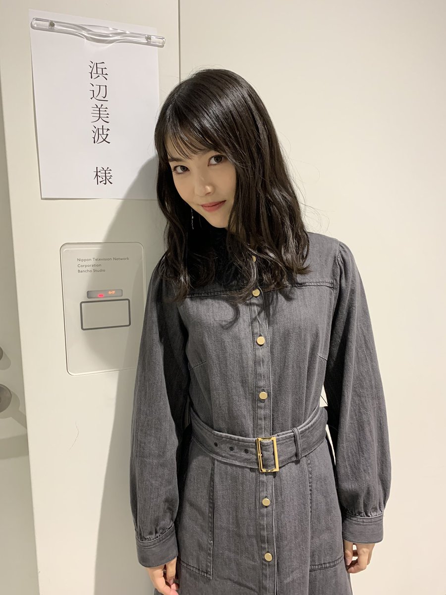 浜辺美波の私服 The突破ファイル の衣装です 刺繍襟が特徴の黒のベルト付きワンピースです 芸能人の私服 衣装まとめ Woomy