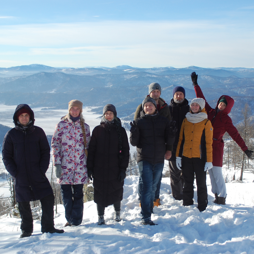 ADN_DS's tweet image. Решили не ждать конца декабря и уже провели новогодний корпоратив в Горном Алтае.

Обычно туристы отдыхают на отрезке вдоль реки Катунь между озером Ая и Чемалом, и мы тоже раньше не ездили дальше Чемальской ГЭС. Но на этот раз мы выбрали место отдалённее — Семинский перевал.