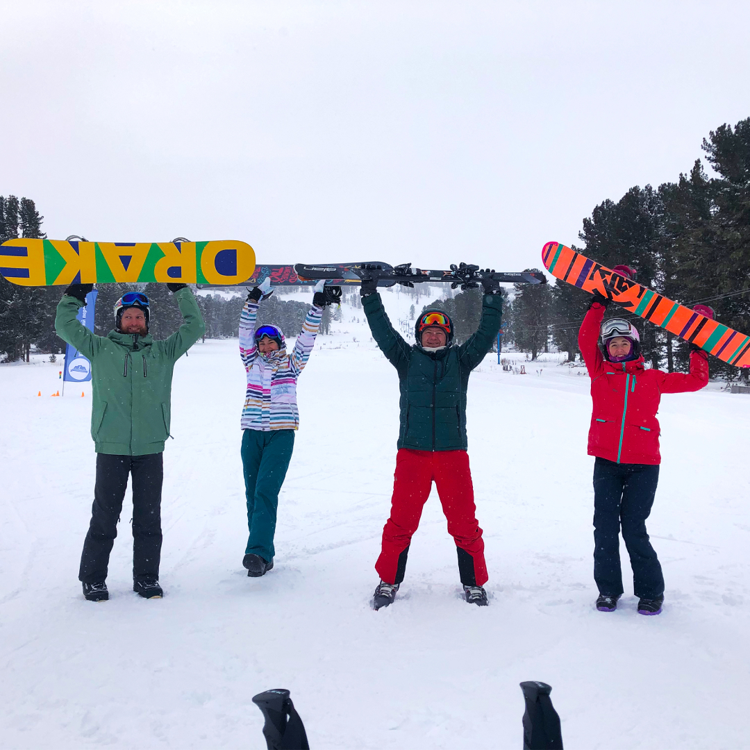 ADN_DS's tweet image. Решили не ждать конца декабря и уже провели новогодний корпоратив в Горном Алтае.

Обычно туристы отдыхают на отрезке вдоль реки Катунь между озером Ая и Чемалом, и мы тоже раньше не ездили дальше Чемальской ГЭС. Но на этот раз мы выбрали место отдалённее — Семинский перевал.