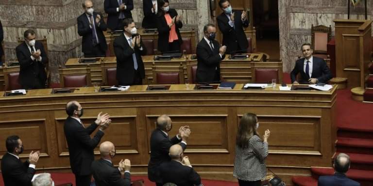 Η φωτογραφία αυτή, οι υπουργοί να χειροκροτούν όρθιοι τον καθιστό (και ξεμάσκωτο) πρωθυπουργό, είναι πρωτοφανής στα χρονικά και είναι ντροπή για το δημοκρατικό πολίτευμα. Το ότι αυτός ο ΠΘ έχει 80 νεκρούς τη μέρα και έχει καταστρέψει την οικονομία, είναι η πινελιά της παράνοιας.