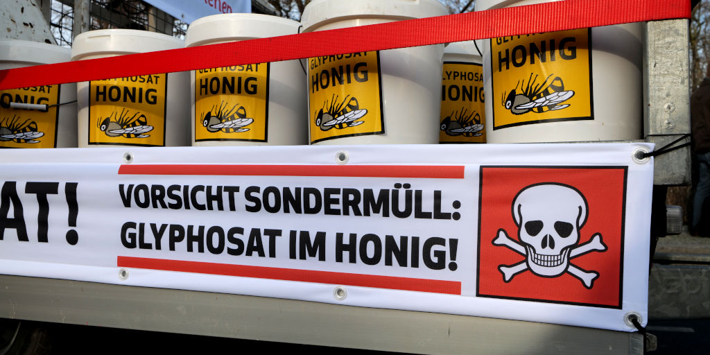 Wir Haben Es Satt Pestizidausstieg Endlich Angehen Die Angst Vor Glyphosat Im Essen Ist Weit Verbreitet Zurecht Anfang Des Jahres Musste Die Imkerei Seusing Aus Brandenburg 4 Tonnen