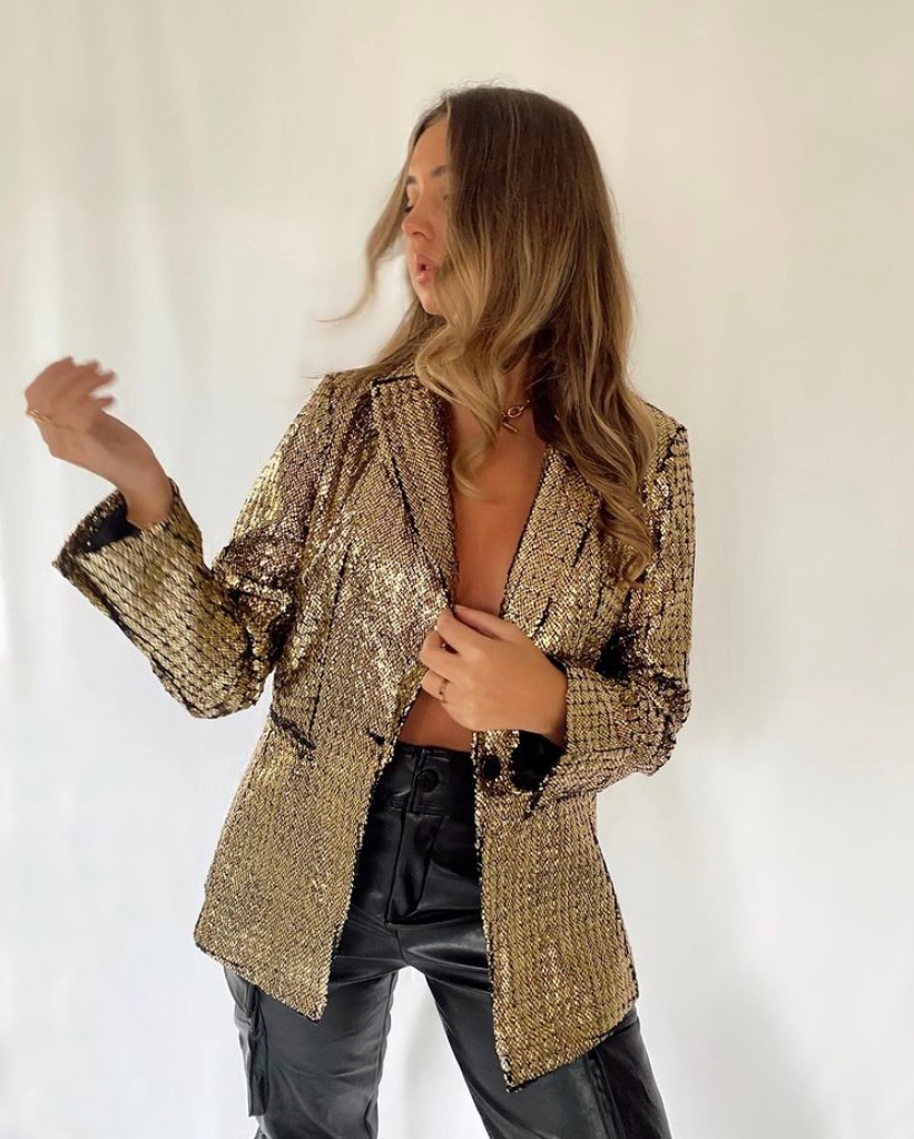 Who's ready for Christmas? ✨ Pretty @shularoose is in this outfit 🖤  Shop this blazer now with 30% OFF💥

Shop here:
Blazer: jackyluxury.com/collections/ja…
Pants: jackyluxury.com/collections/sh…