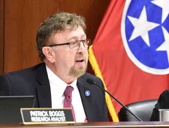 BREAKING—Republican TN Rep. David Byrd on an ICU ventilator for COVID-19, & “needs a miracle”. Byrd & GOP colleagues didn’t wear masks, hosted large parties, & had declared media “sensationalized”  #COVID19. GOP friend w/ COVID also recently in ICU. https://www.tennessean.com/story/news/politics/2020/12/10/republican-rep-david-byrd-may-put-ventilator-due-covid-says-he-needs-miracle/3884037001/