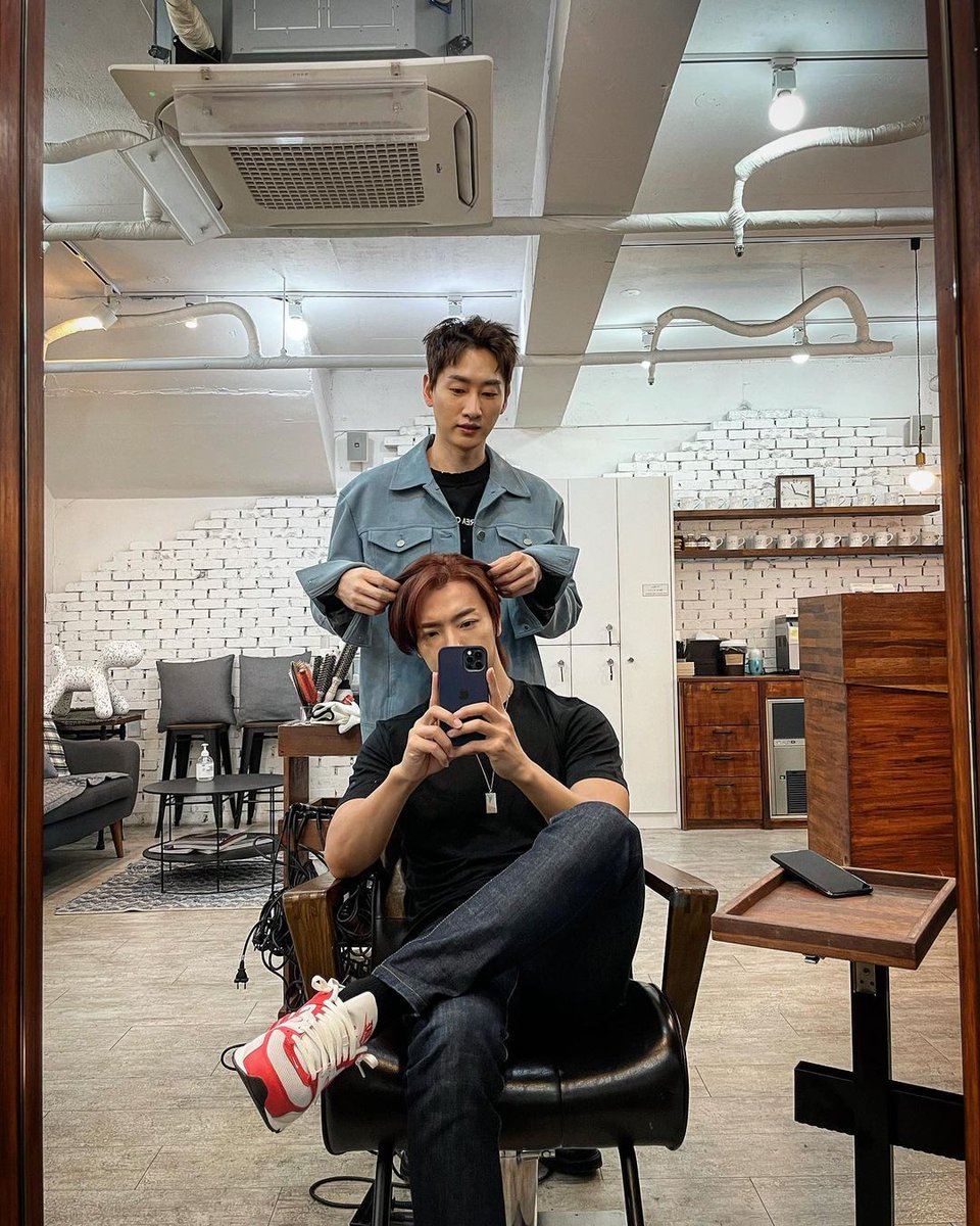 thanhxuannie's tweet photo. 201216 #EUNHYUK #HYUKJAE COMMENTS ON #DONGHAE IG 

🐯They say it's our 9th anniversary you've worked hard E oppa 💙
🐰Sure honey I'll look forward to next year for the 10th anniversary💙 https://t.co/4zri8hNz7d