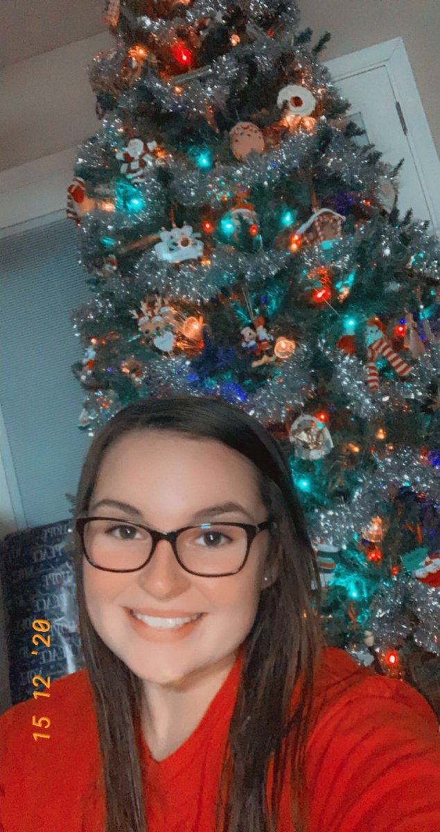 mvhsclassof2k21's tweet photo. Senior Kayla Gayle takes a selfie with her decorations for take a pic with your holiday decor day! https://t.co/cpdORrrsKk