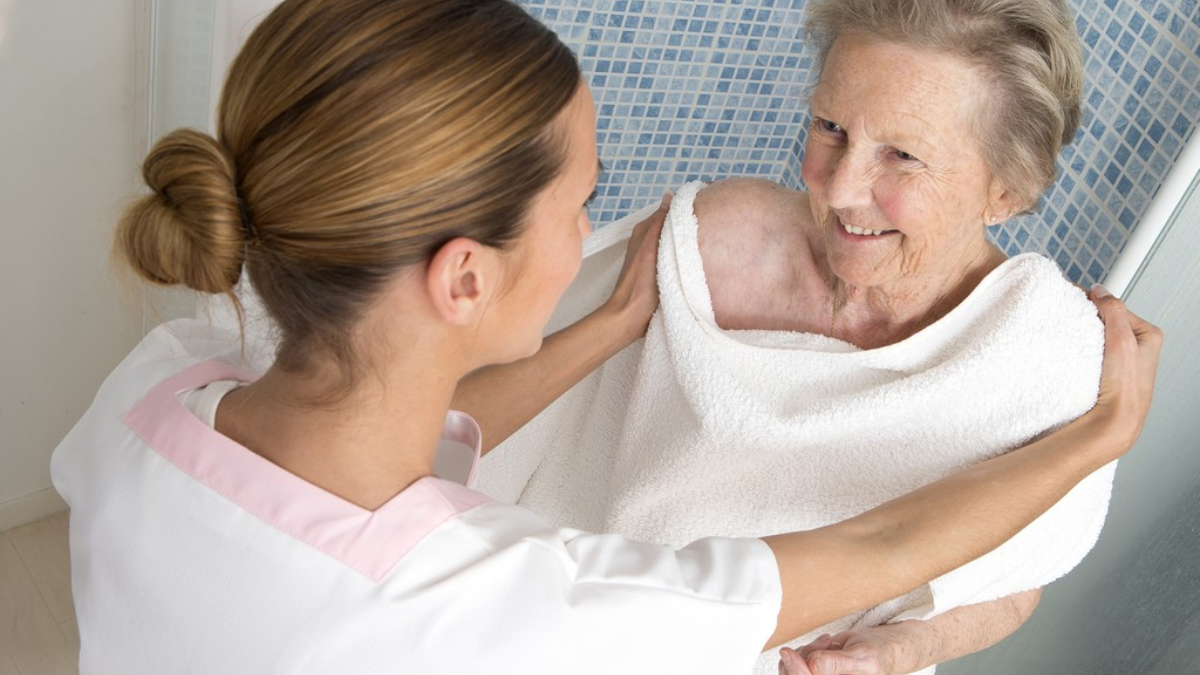 compassionhhc's tweet image. Daily Grooming Guide for the Elderly

As your seniors&apos; age, their skin becomes more sensitive. After taking a bath, remember to pat dry instead of rubbing it with a towel to prevent dryness.

#GroomingGuide #Seniors