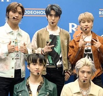 haechan having a good posture— a VERY short thread because he doesn't like his back