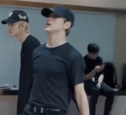 haechan having a good posture— a VERY short thread because he doesn't like his back