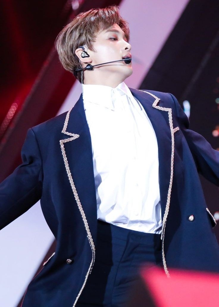 not him making renjun look 3 cms tall