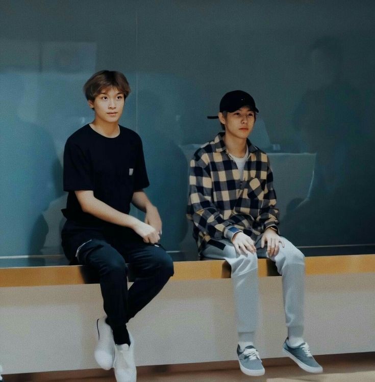 not him making renjun look 3 cms tall