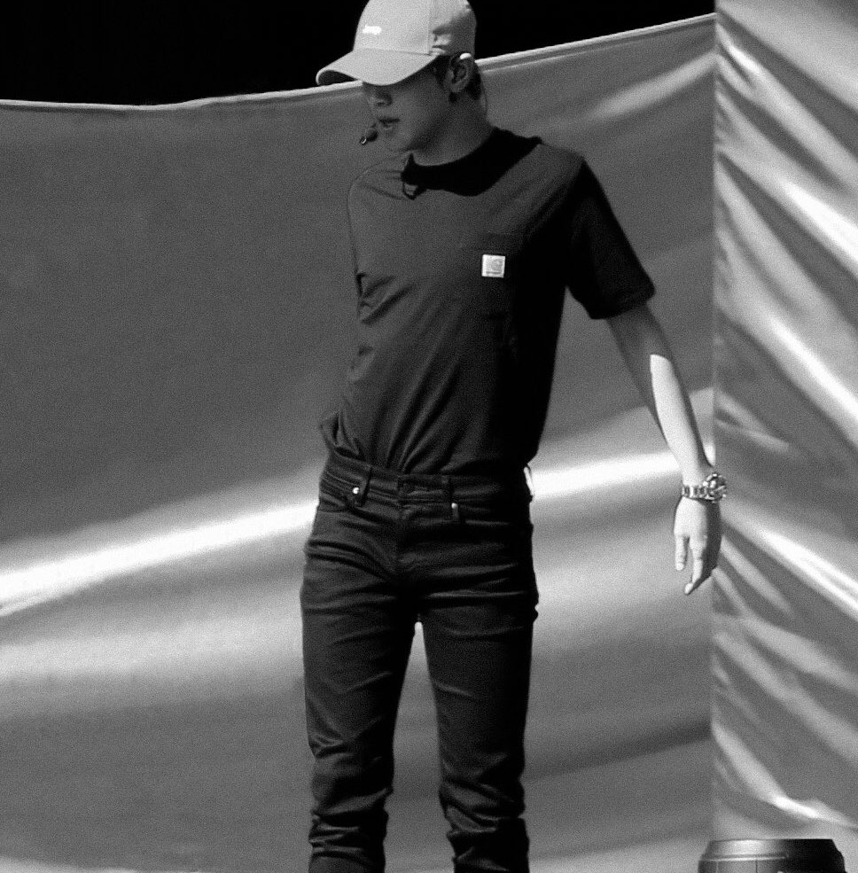 not him making renjun look 3 cms tall