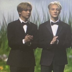 he's jeno's height here???
