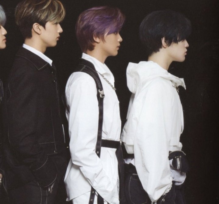 not him making renjun look 3 cms tall